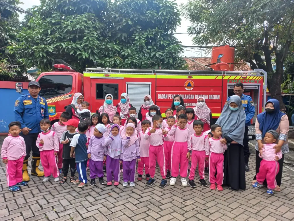 Siswa-siswi PAUD terbaik di Tangerang mengunjungi pemadam kebakaran dalam puncak tema pekerjaan.