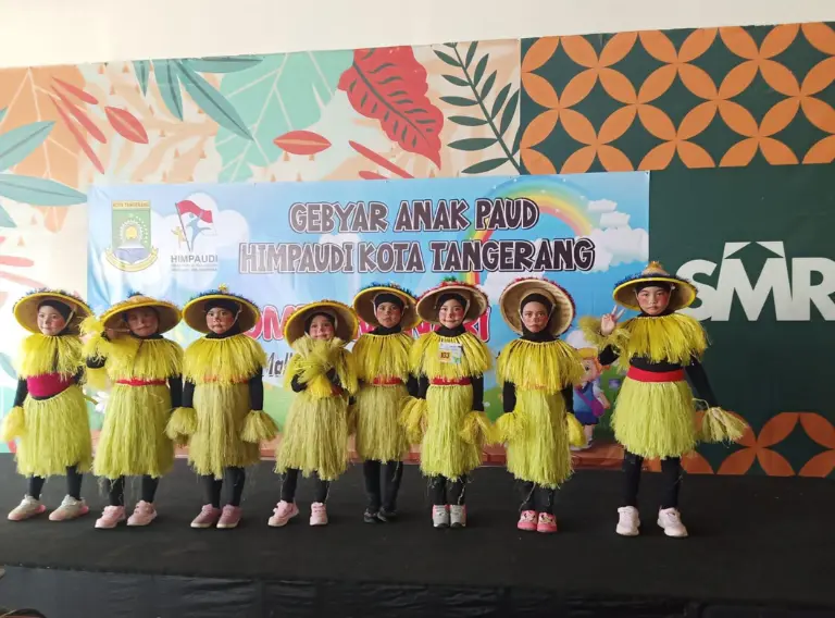 Siswi PAUD Asoka menunjukkan keterampilan menari dalam lomba menari.