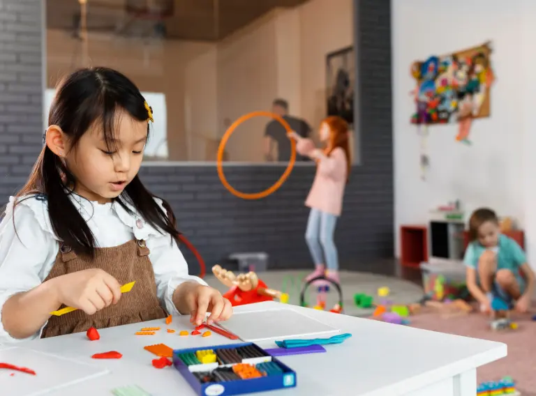 Ilustrasi Metode Montessori: Tiga anak belajar mandiri dengan aktivitas berbeda.