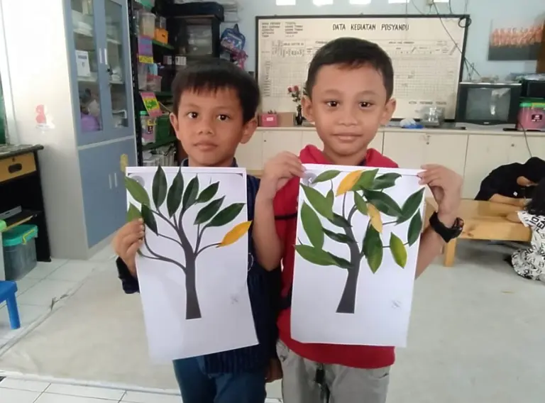 Siswa PAUD Asoka membuat kolase dari daun