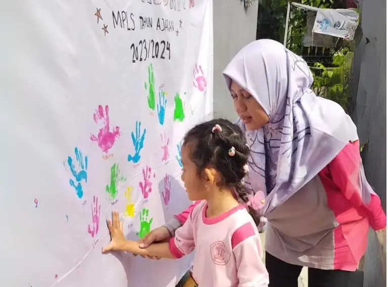 Siswi PAUD Asoka belajar warna melalui kegiatan finger painting