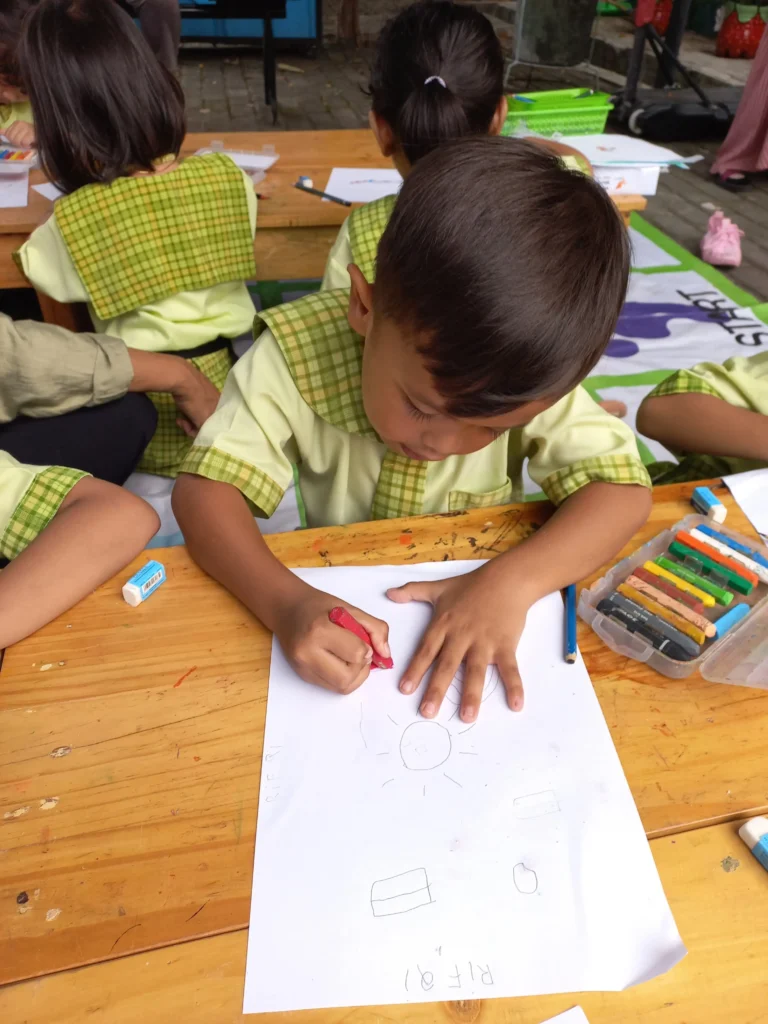 Siswa PAUD Asoka sedang mengasah keterampilan menggambar melalui aktivitas menggambar bebas